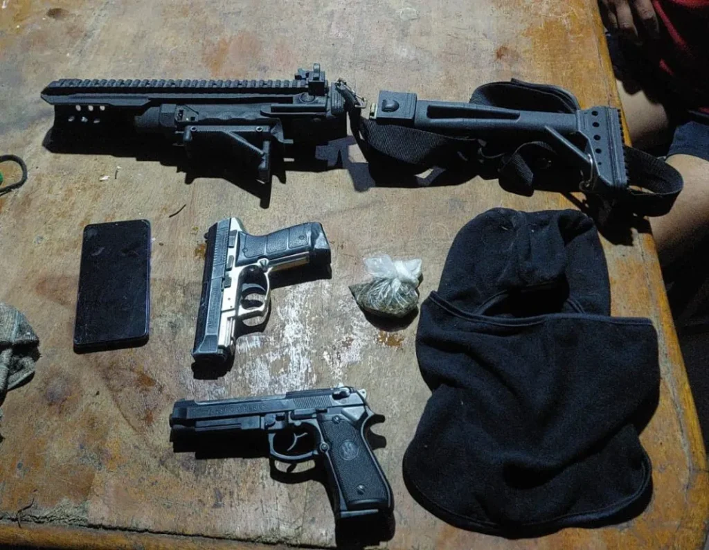 Operativo contra el narcomenudeo en Tigre: dos detenidos, armas y droga secuestrada en allanamientos simultáneos